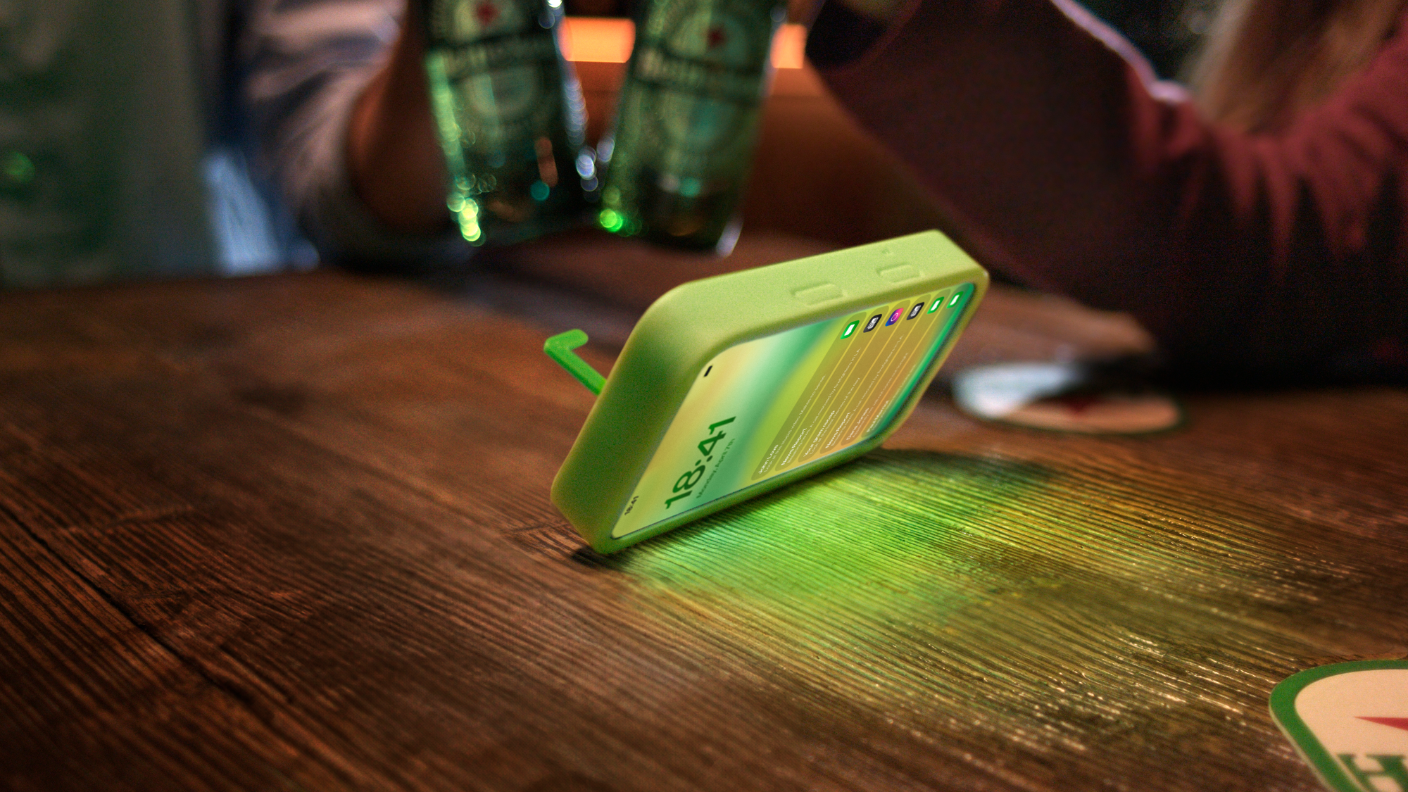 Heineken® lansează o husă de telefon care îți întoarce automat telefonul când aude „Noroc!”